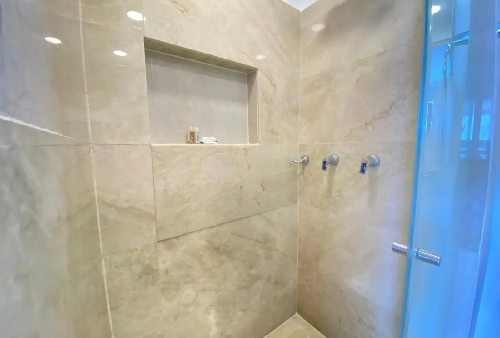 Hermoso Aparta Suite En Crespo A 5 Minutos Caminando Del Aeropuerto Primera Linea Mar Cartagena