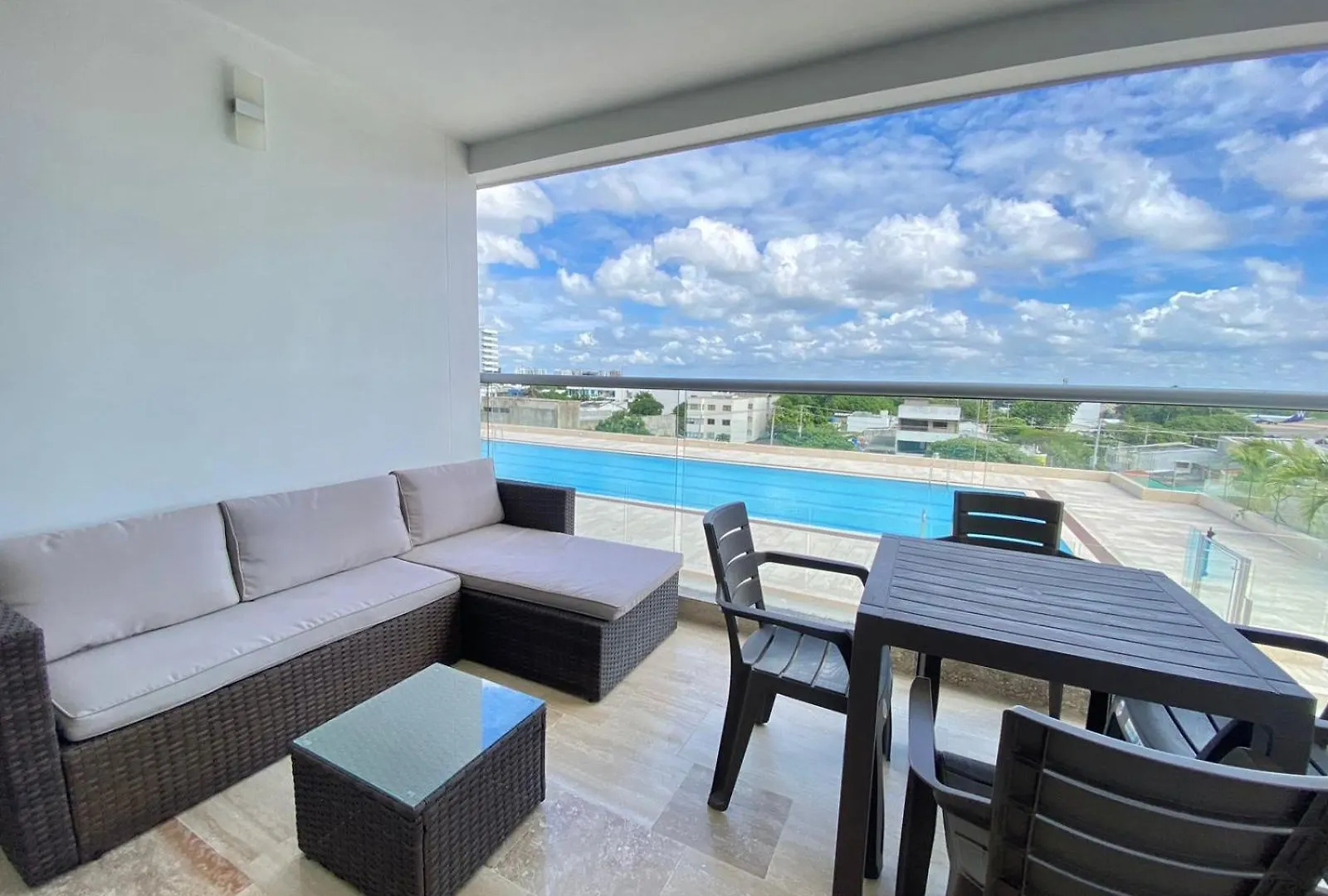 Hermoso Aparta Suite En Crespo A 5 Minutos Caminando Del Aeropuerto Primera Linea Mar Cartagena Apartment